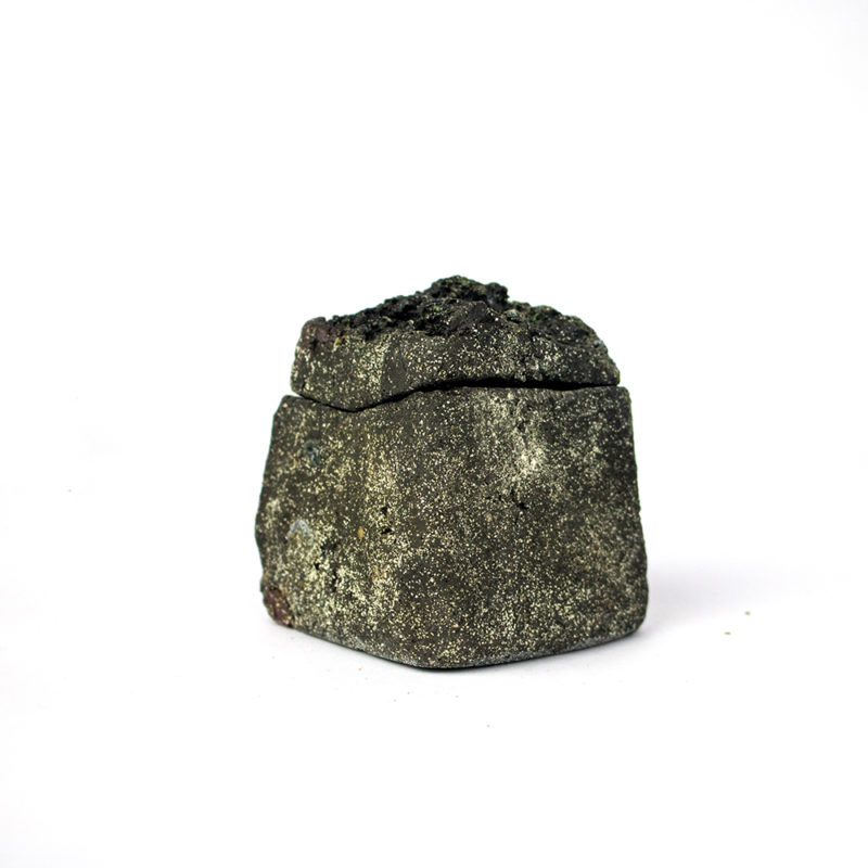 medium lidded rock